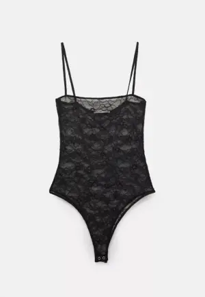Body damă din dantelă negru cu bretele subțiri