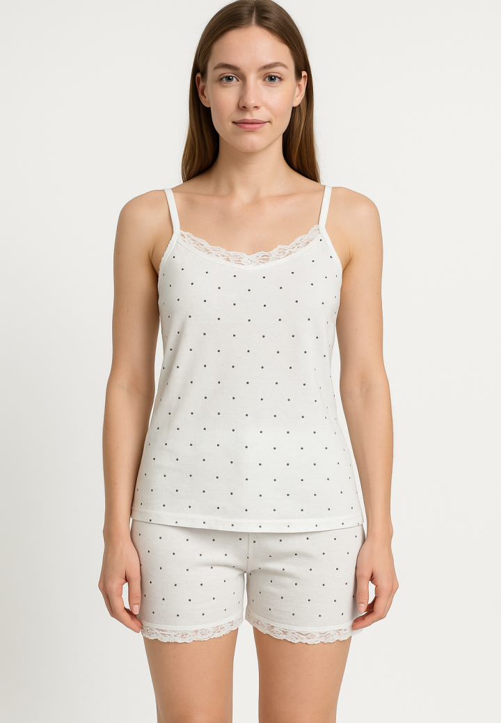 Pijama damă cu maiou cu bretele subțiri și dantelă delicată, short lejer cu imprimeu cu buline