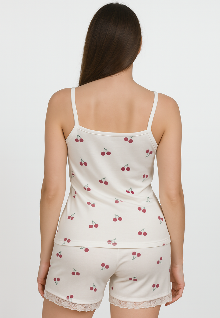 Pijama damă cu maiou cu bretele subțiri și dantelă delicată, short lejer cu imprimeu cu cireșe