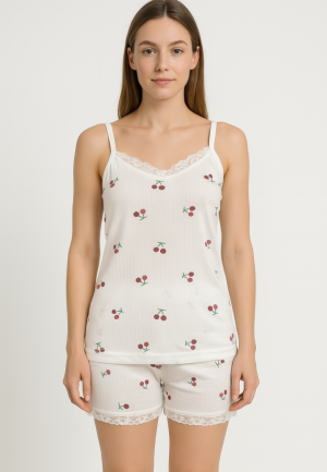 Pijama damă cu maiou cu bretele subțiri și dantelă delicată, short lejer cu imprimeu cu cireșe