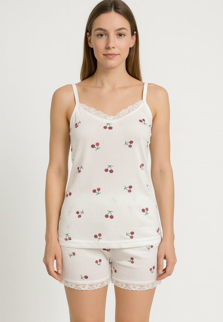 Pijama damă cu maiou cu bretele subțiri și dantelă delicată, short lejer cu imprimeu cu cireșe