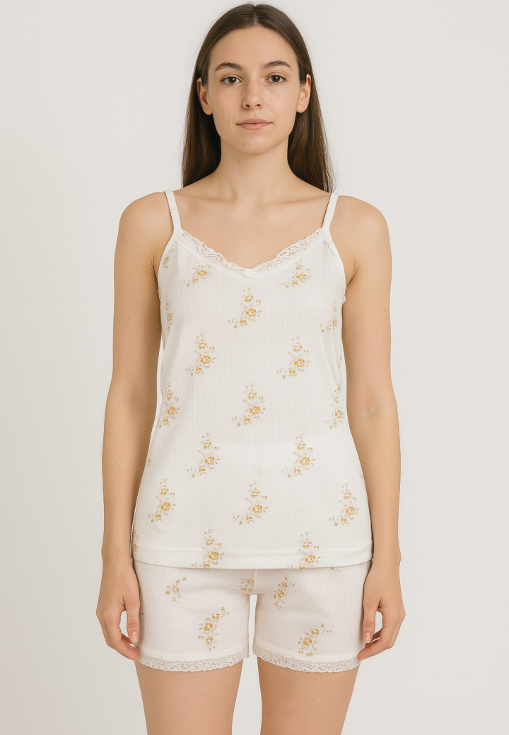 Pijama damă cu maiou cu bretele subțiri și dantelă delicată, short lejer cu imprimeu flori galbene