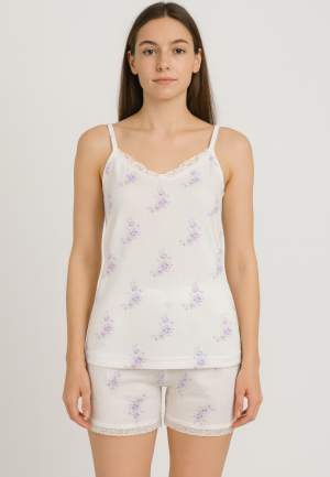 Pijama damă cu maiou cu bretele subțiri și dantelă delicată, short lejer cu imprimeu flori mov