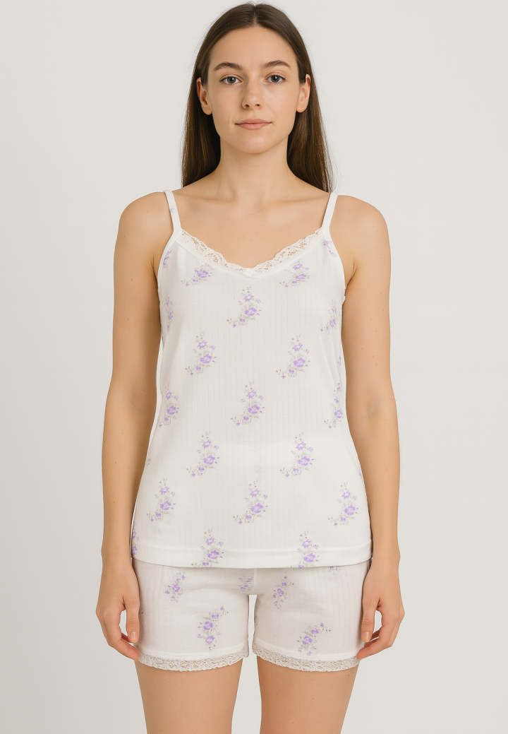 Pijama damă cu maiou cu bretele subțiri și dantelă delicată, short lejer cu imprimeu flori mov