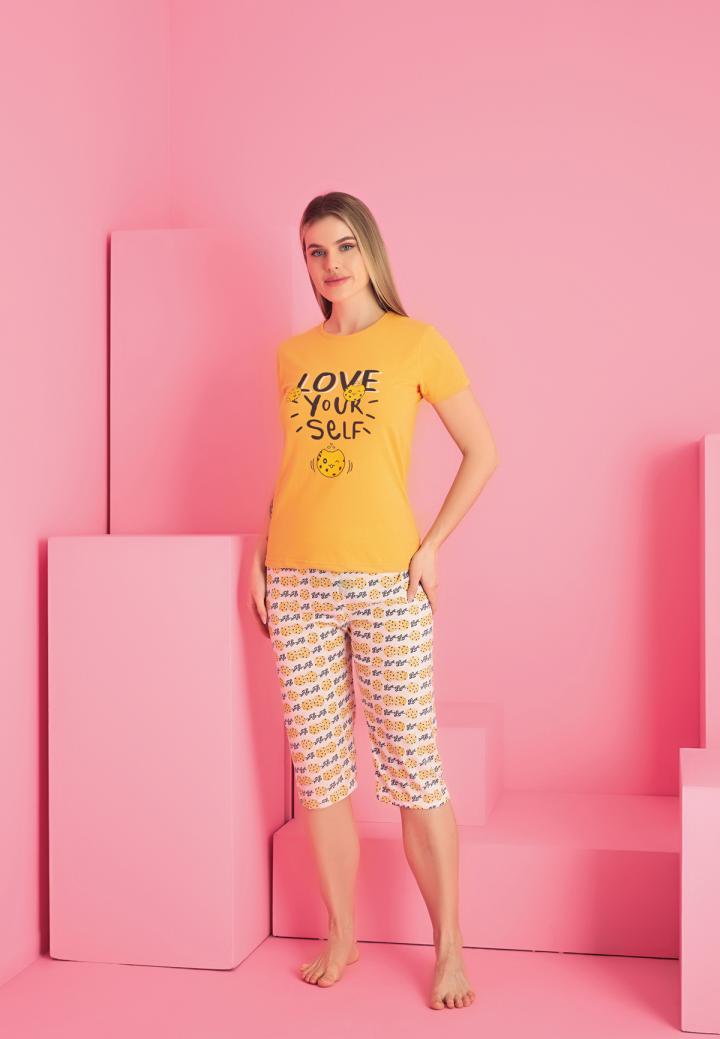 Pijama damă bumbac galben – mânecă scurtă, pantalon 3/4 cu imprimeu „Love Yourself”