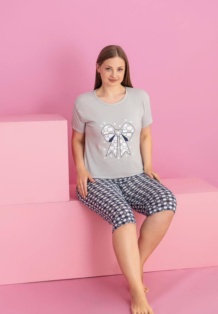 Pijama bumbac damă mărimi mari, mânecă scurtă, pantalon 3/4 – Fundița, Gri